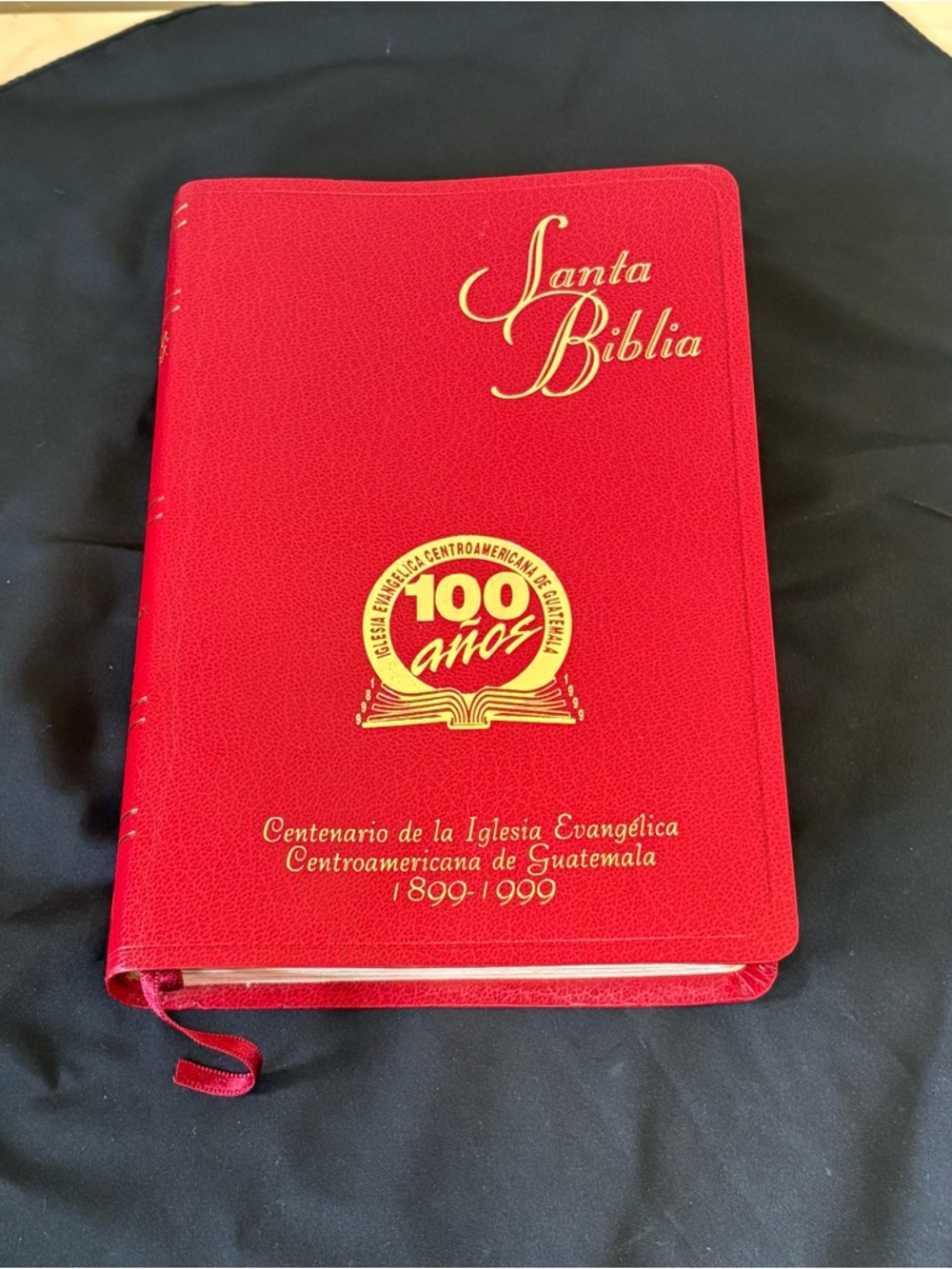 Santa Biblia Red Commemorative Bible - 100 Años Centroamericana de Guatemala